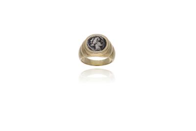 Anello con medaglia in argento, in oro giallo 750 - Asta Preziosi Anello con medaglia in argento, in oro giallo 750 - Asta Preziosi