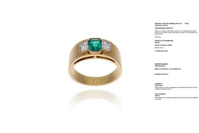 Anello con smeraldo e diamanti, in oro giallo 750 - Asta Preziosi Anello con smeraldo e diamanti, in oro giallo 750 - Asta Preziosi