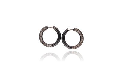 Paio di orecchini a cerchio con diamanti, in oro brunito 750 - Asta Preziosi