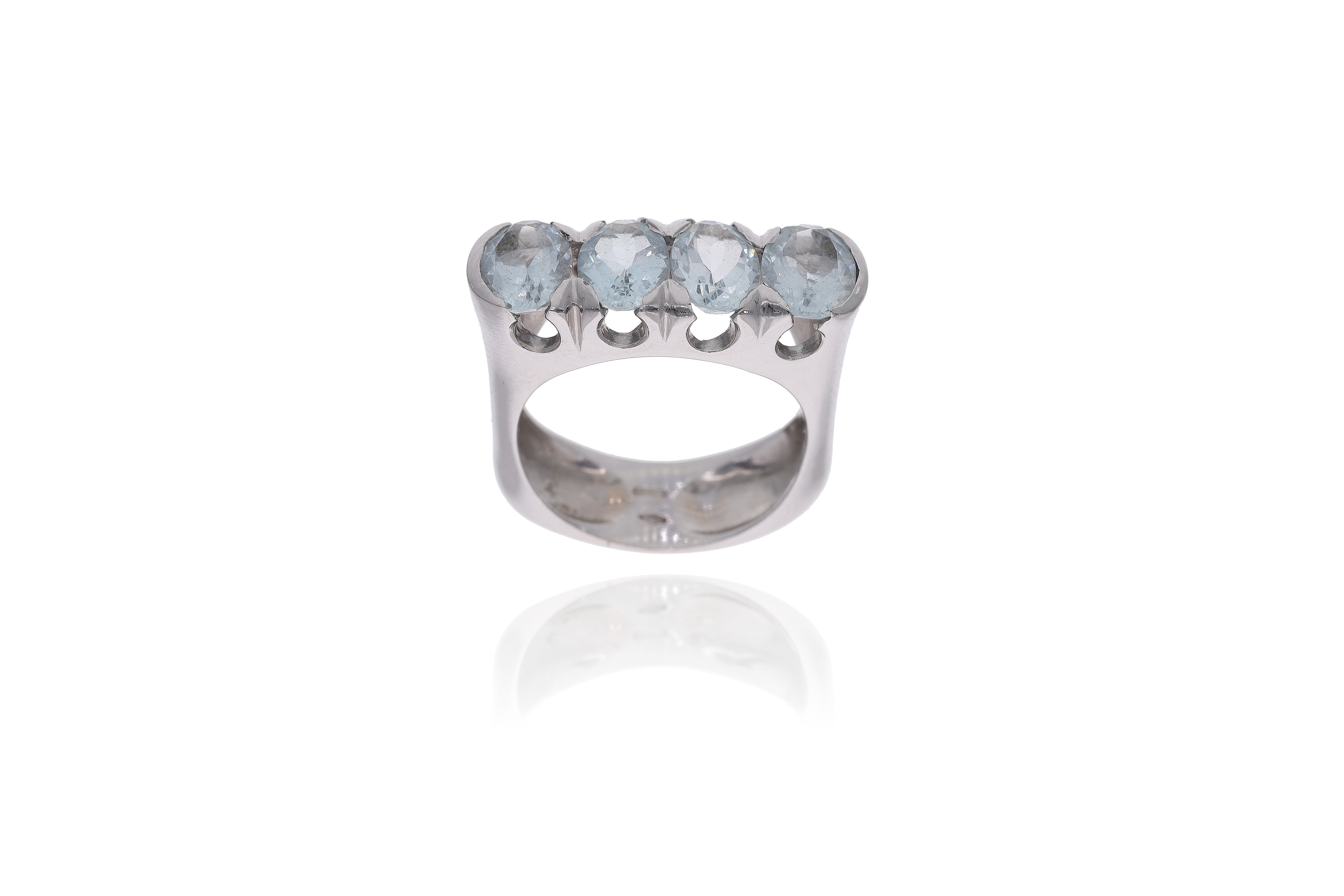 Anello con acquemarine, in oro bianco 750 - Asta Preziosi