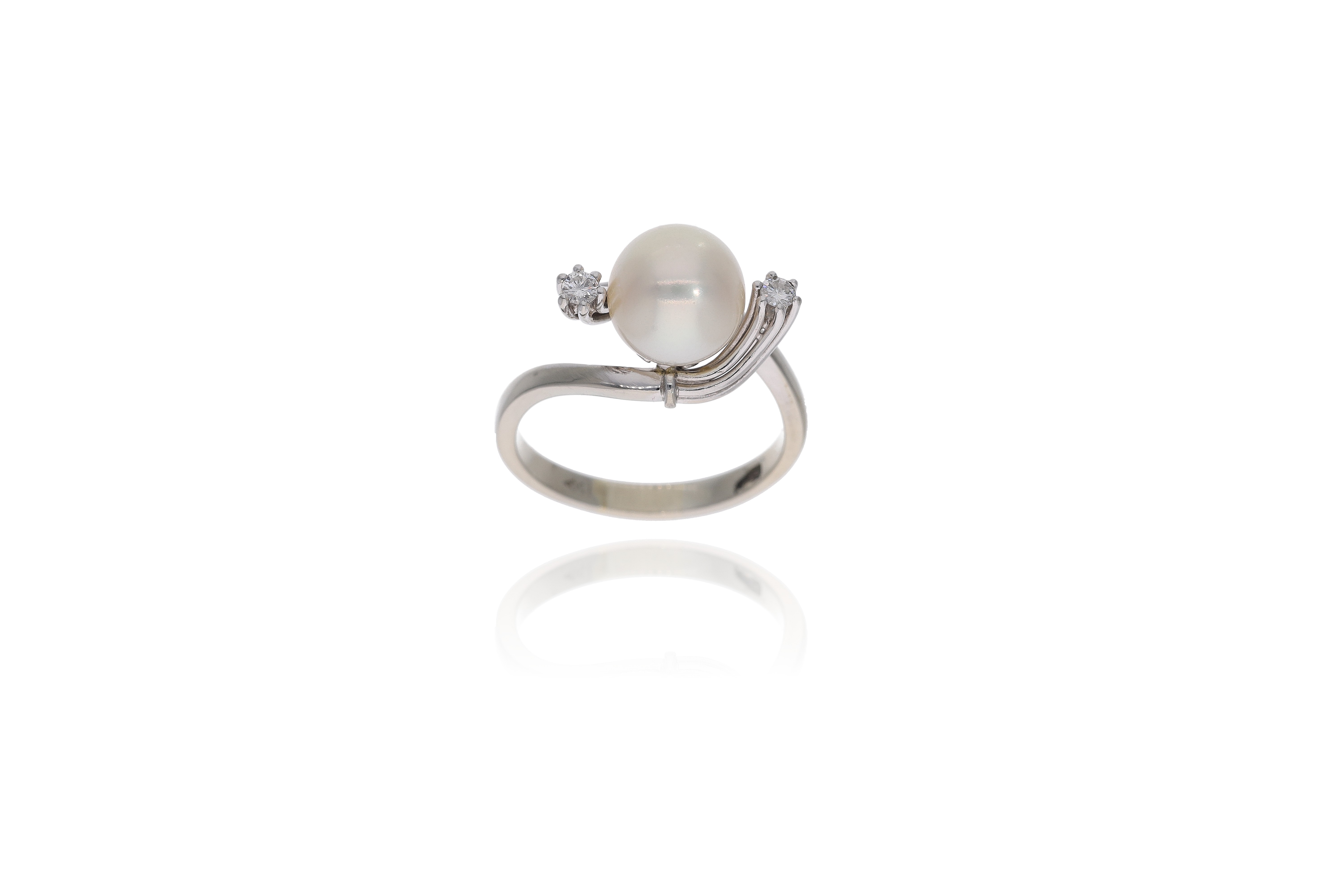 Anello con perla e diamanti, in oro bianco 750 - Asta Preziosi