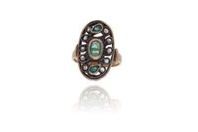 Anello con diamanti e smeraldi, in oro basso parte in argento - Asta Preziosi Anello con diamanti e smeraldi, in oro basso parte in argento - Asta Preziosi