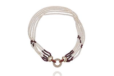 Collana con cinque fili di perle coltivate e pietre, chiusura con diamanti e pietre, realizzata in oro giallo 750 - Asta Preziosi Collana con cinque fili di perle coltivate e pietre, chiusura con diamanti e pietre, realizzata in oro giallo 750 - Asta Preziosi