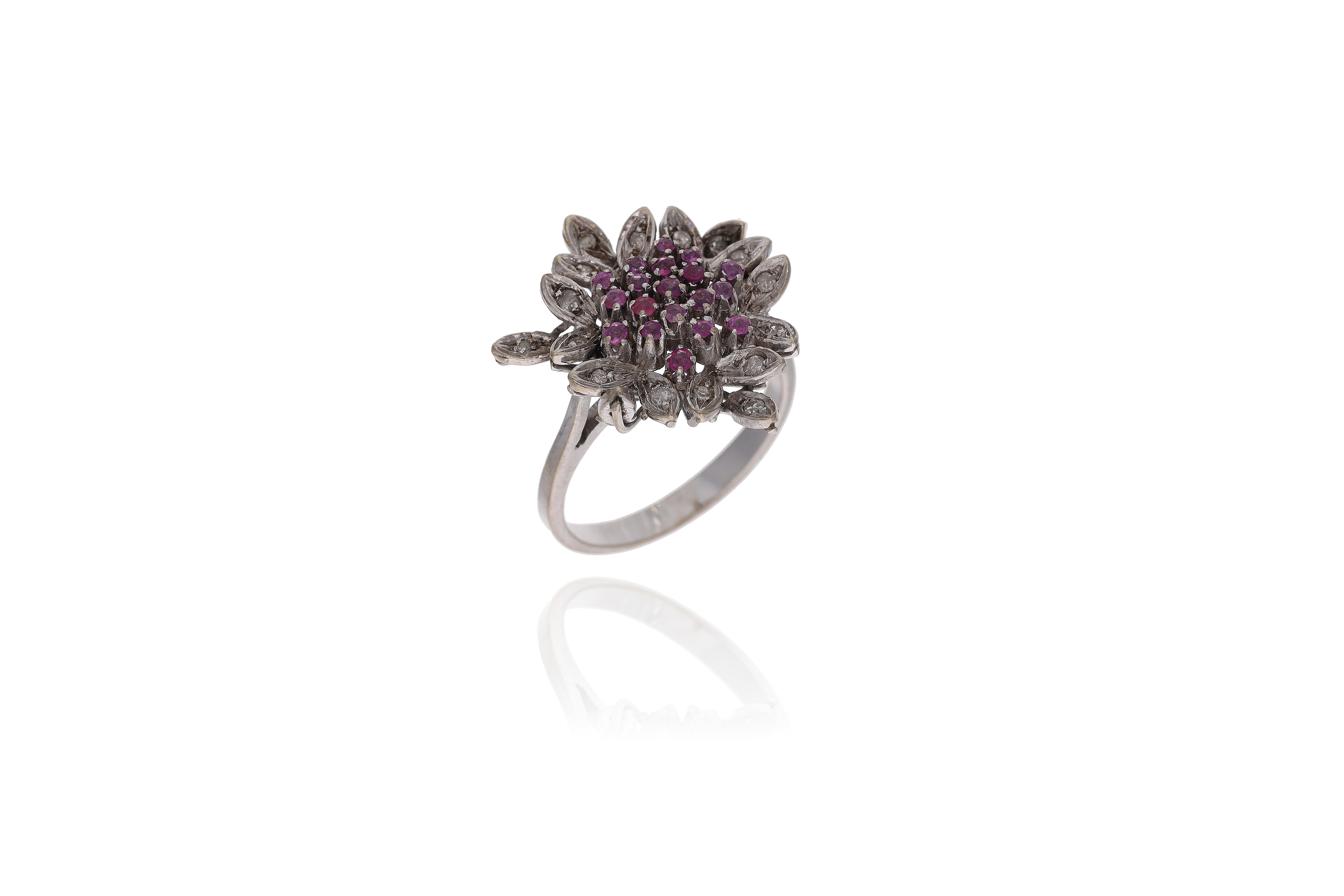 Anello a carattere floreale con rubini, zaffiri rosa, diamanti e pietre - Asta Preziosi