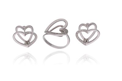 Parure composta da anello e paio di orecchini a cuore con diamanti - Asta Preziosi Parure composta da anello e paio di orecchini a cuore con diamanti - Asta Preziosi