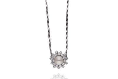 Collana con perla coltivata e diamanti, realizzata in oro bianco 750 - Asta Preziosi