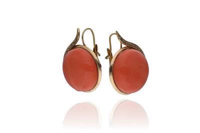 Paio di orecchini con coralli e diamanti, in oro basso, chiusura in oro 1750 - Asta Preziosi