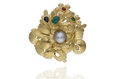 Spilla con motivi floreali con perla coltivata, smeraldi, rubino e zaffiro - Asta Preziosi