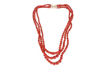 Collana composta da tre fili di corallo - Asta Preziosi