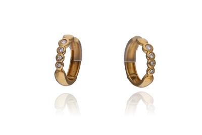Paio di orecchini con diamanti, in oro - Asta Preziosi