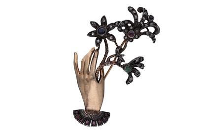 Spilla con diamanti, rubini, zaffiro, smeraldo, pietre, in oro basso parte argento - Asta Preziosi