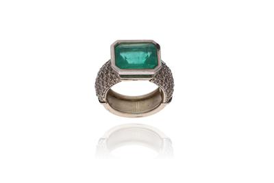 Anello con smeraldo e diamanti - Asta Preziosi