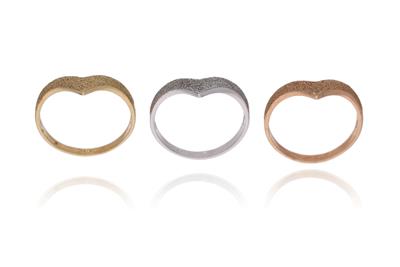 Tre anelli in oro tre colori - Asta Preziosi