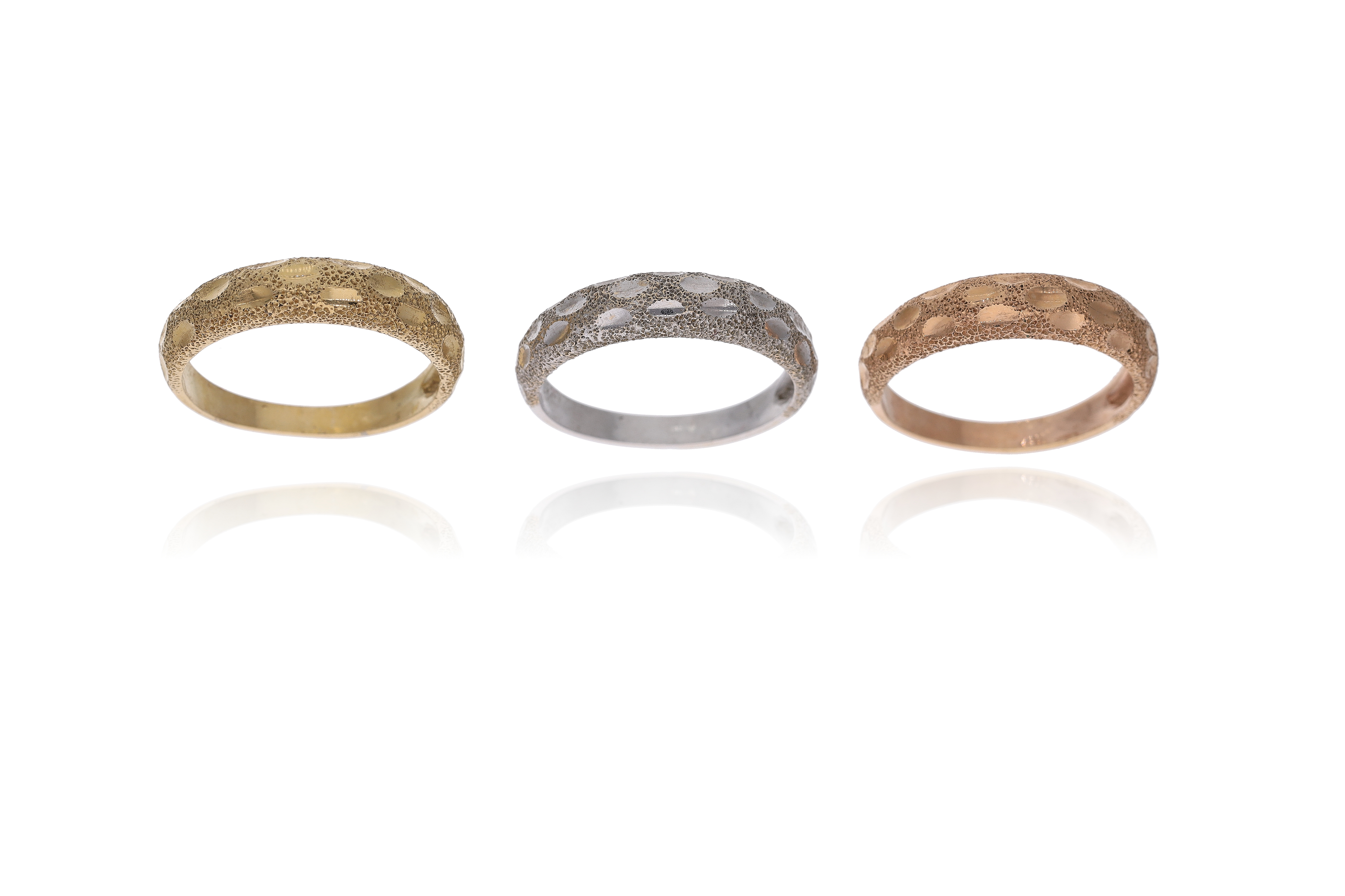 Tre anelli in oro tre colori - Asta Preziosi