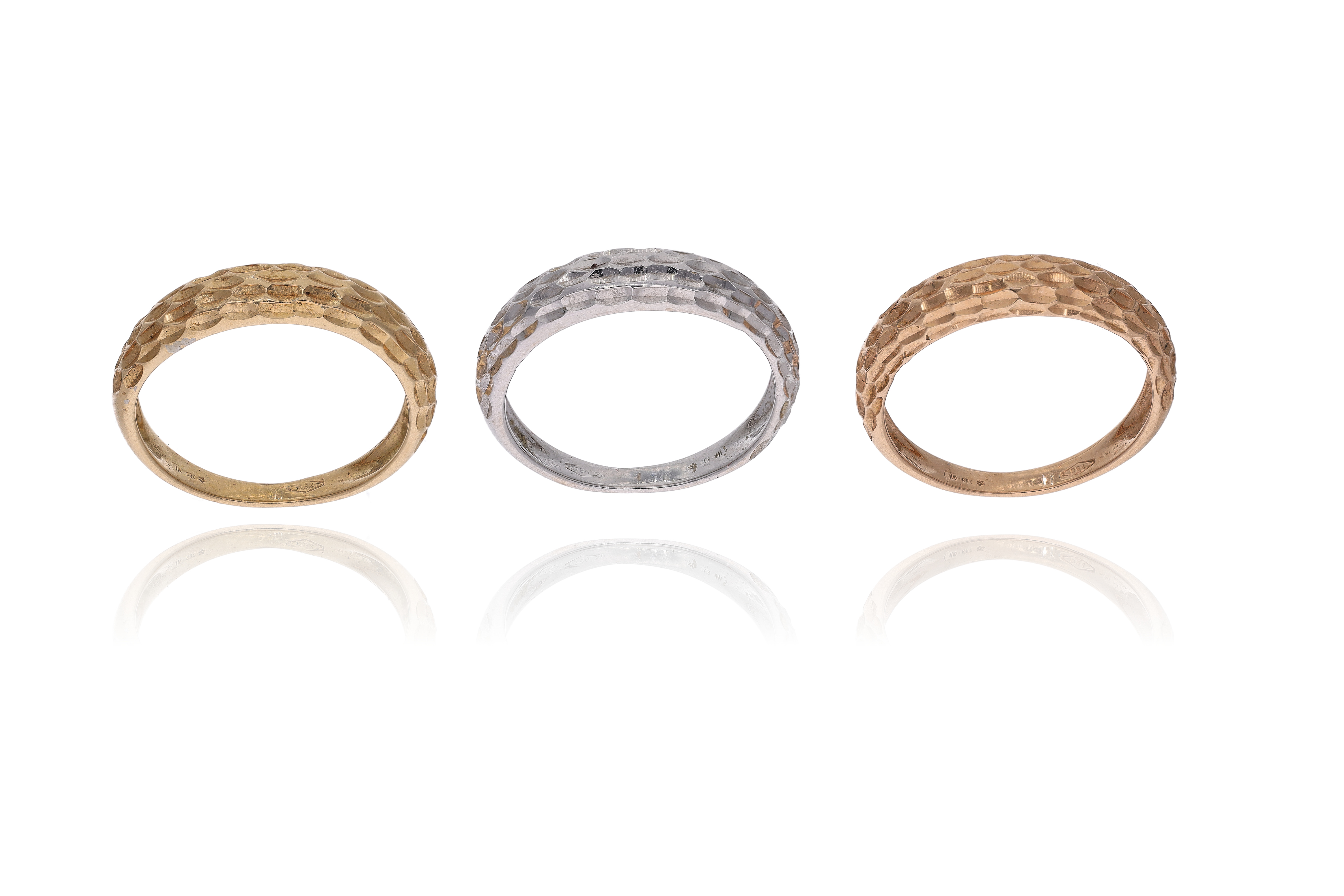 Tre anelli in oro tre colori - Asta Preziosi
