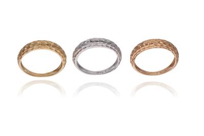 Tre anelli in oro tre colori - Asta Preziosi