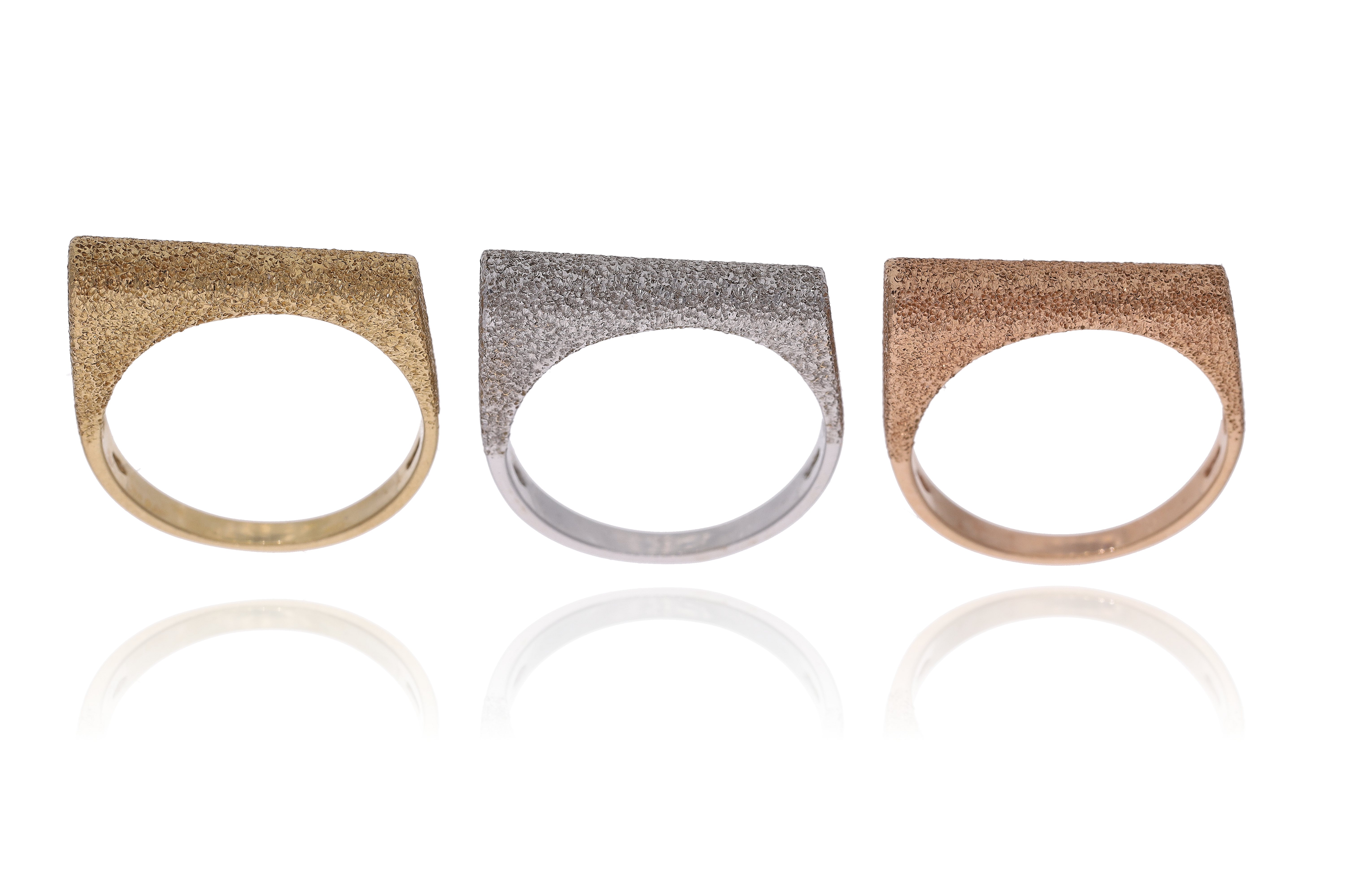 Tre anelli in oro tre colori - Asta Preziosi