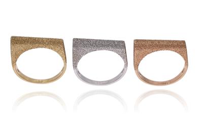 Tre anelli in oro tre colori - Asta Preziosi