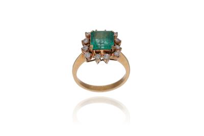 Anello con smeraldo e diamanti - Asta Preziosi