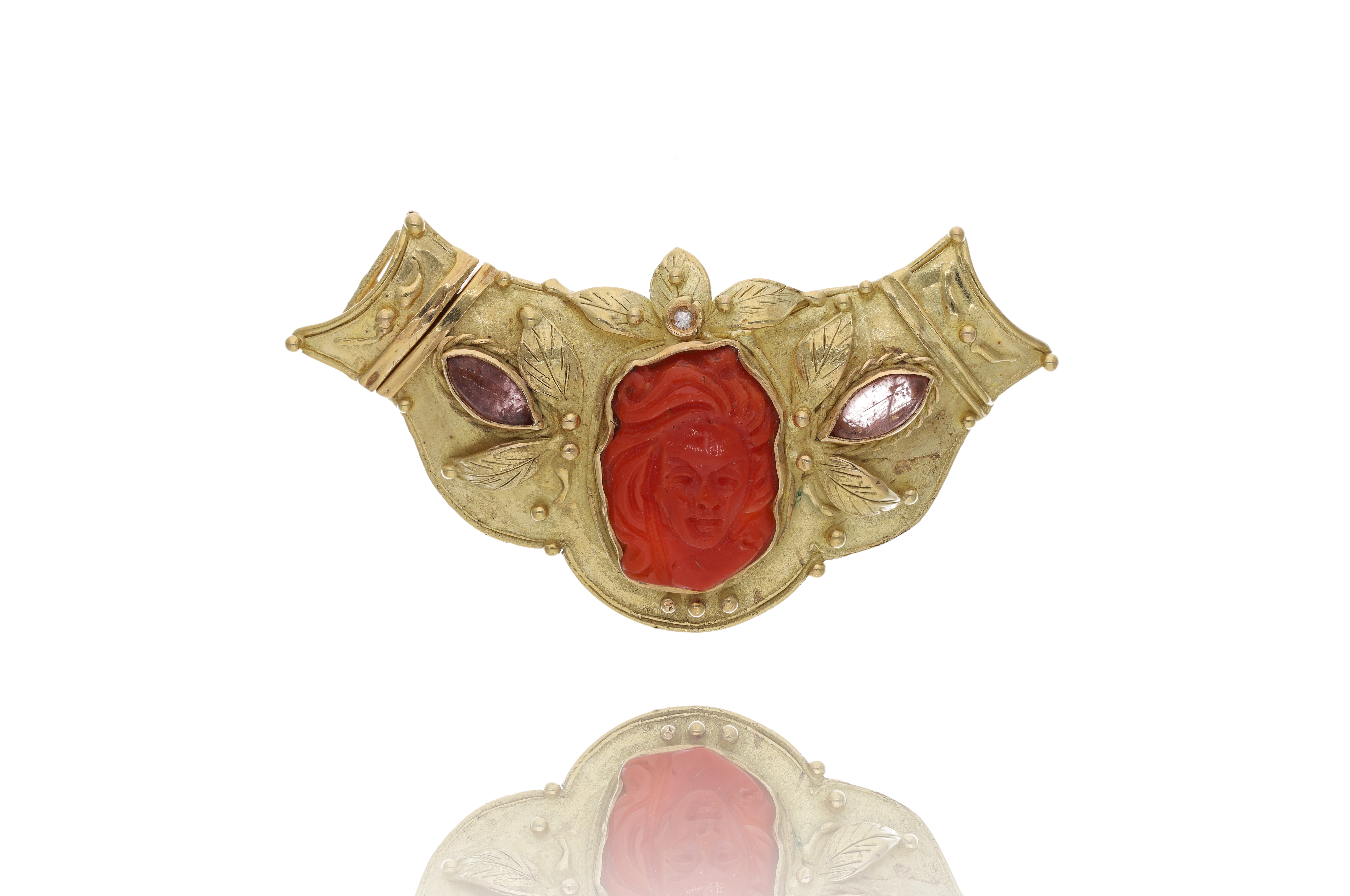 Chiusura/centrale con corallo, diamante e pietre naturali - Asta Preziosi