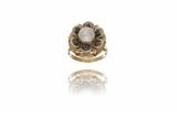 Anello con perla coltivata e zaffiri - Asta Preziosi Anello con perla coltivata e zaffiri - Asta Preziosi
