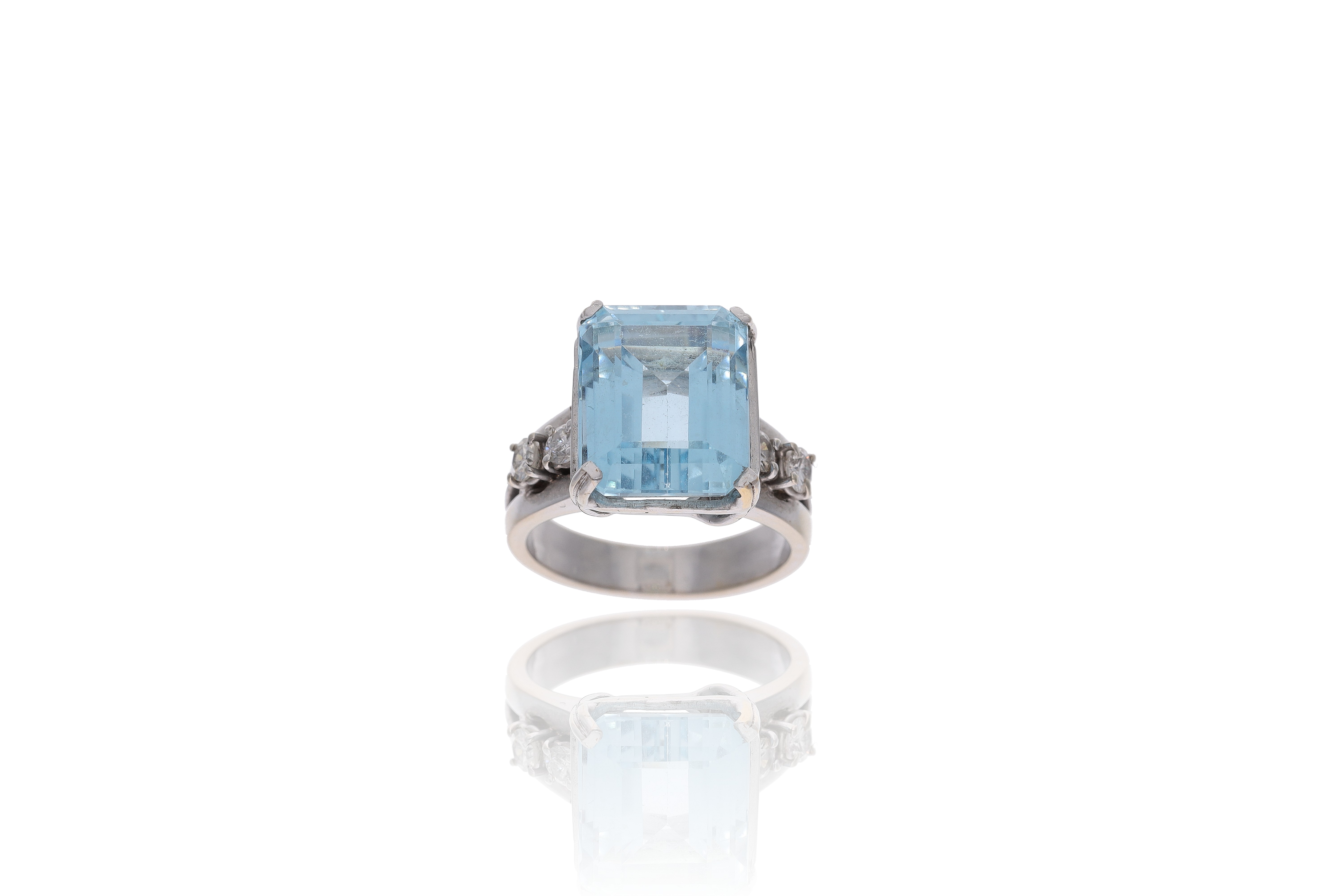 Anello con acquamarina e diamanti - Asta Preziosi