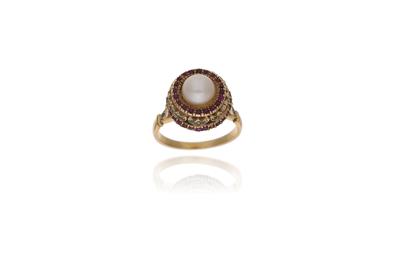 Anello con rubini smeraldi, perla coltivata e pietre - Asta Preziosi