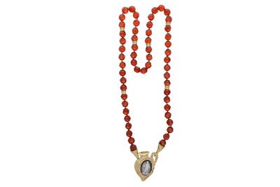 Collana di pietre con centrale e parti in oro - Asta Preziosi