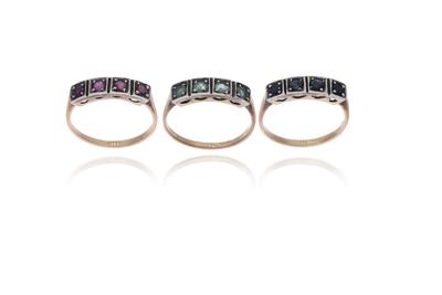 Tre anelli con rubini, smeraldi e zaffiri - Asta Preziosi
