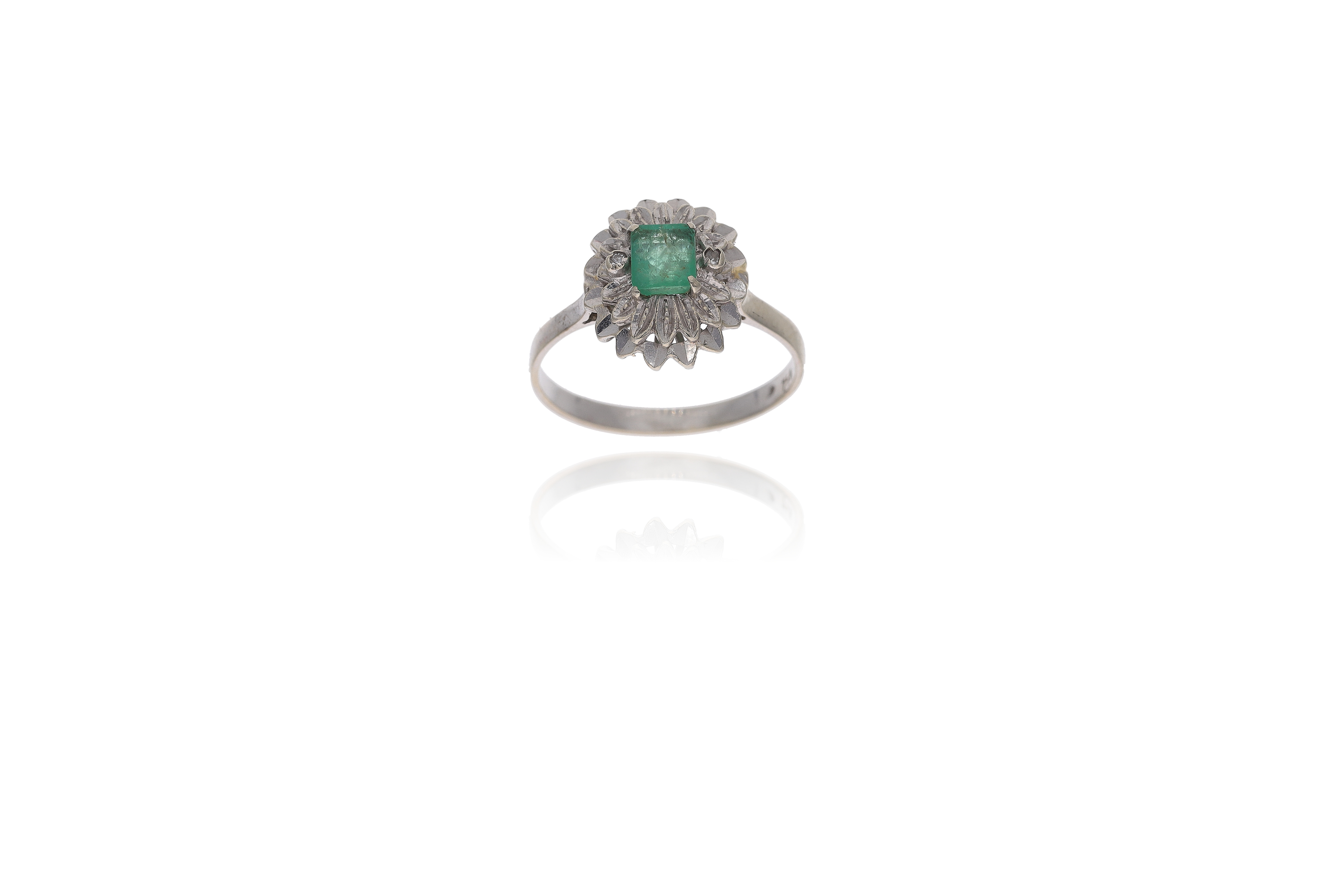 Anello con smeraldo e piccoli diamanti - Asta Preziosi