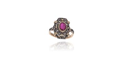 Anello con rubino e piccoli diamanti - Asta Preziosi Anello con rubino e piccoli diamanti - Asta Preziosi