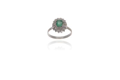 Anello con smeraldo e piccoli diamanti - Asta Preziosi Anello con smeraldo e piccoli diamanti - Asta Preziosi
