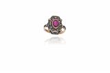Anello con rubino e piccoli diamanti - Asta Preziosi Anello con rubino e piccoli diamanti - Asta Preziosi