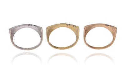 Tre anelli in oro con diamanti - Asta Preziosi