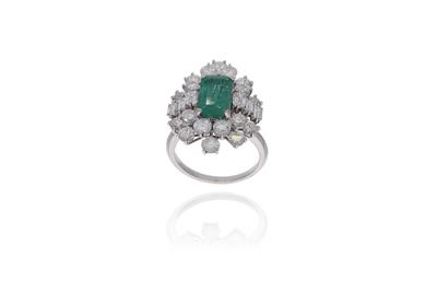 Anello con smeraldo centrale e diamanti - Gioielli senza tempo