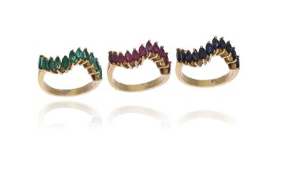 Tre anelli con smeraldi, rubini e zaffiri - Asta Preziosi