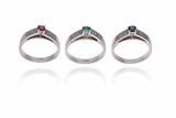 Tre anelli con diamanti, rubino, smeraldo e zaffiro - Asta Preziosi