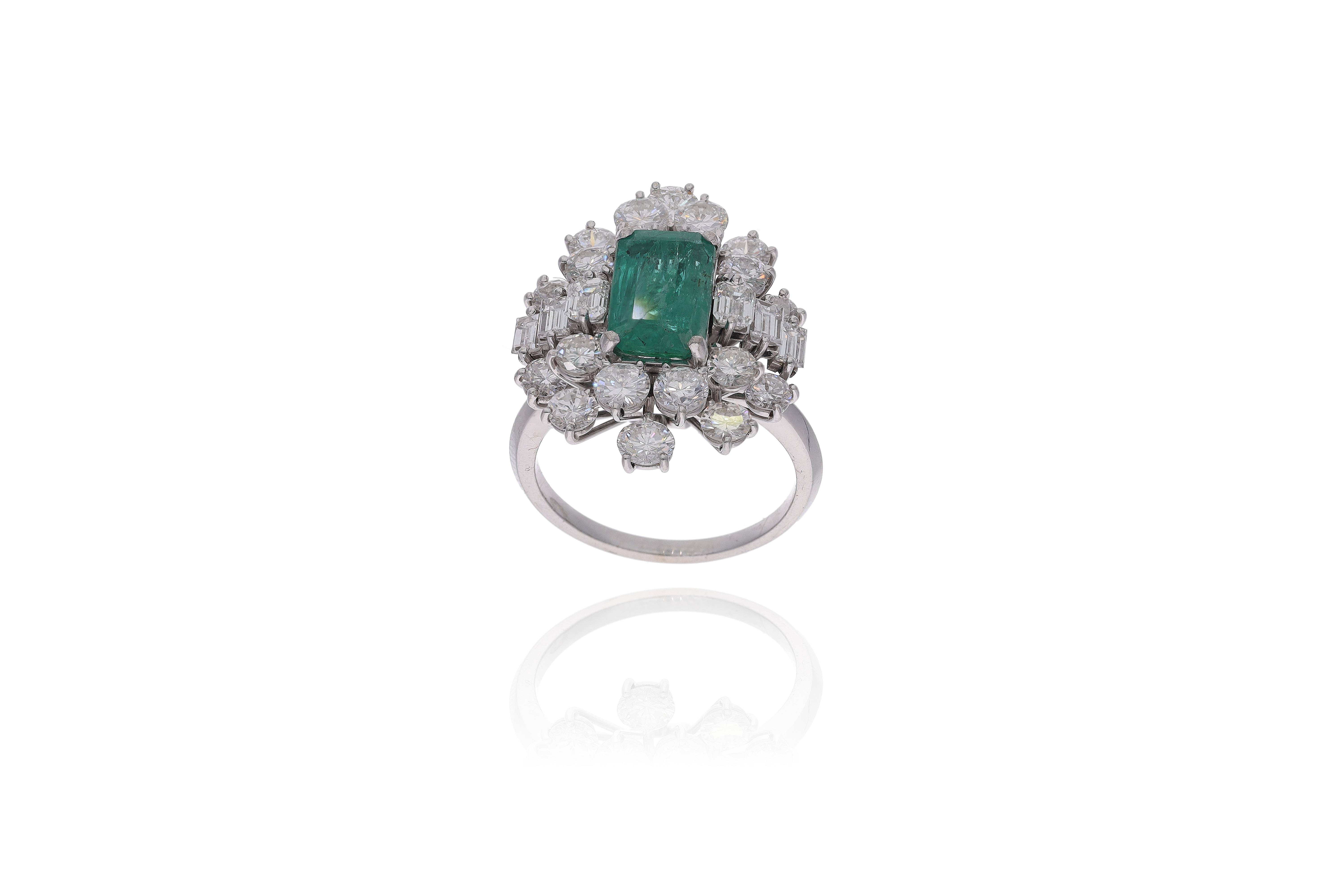 Anello con smeraldo centrale e diamanti - Asta Preziosi