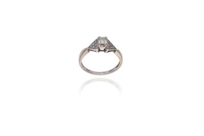 Anello con diamanti e pietra - Asta Preziosi Anello con diamanti e pietra - Asta Preziosi