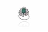 Anello con smeraldo centrale e diamanti - Asta Preziosi Anello con smeraldo centrale e diamanti - Asta Preziosi