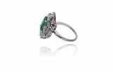 Anello con smeraldo centrale e diamanti - Asta Preziosi Anello con smeraldo centrale e diamanti - Asta Preziosi