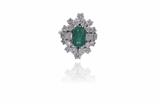 Anello con smeraldo centrale e diamanti - Asta Preziosi Anello con smeraldo centrale e diamanti - Asta Preziosi