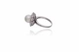 Anello con perla coltivata e diamanti - Asta Preziosi Anello con perla coltivata e diamanti - Asta Preziosi