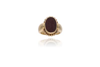 Anello con calcedonio inciso - Asta Preziosi