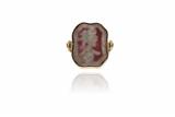 Anello con parte in altro materiale incisa smaltata - Asta Preziosi Anello con parte in altro materiale incisa smaltata - Asta Preziosi