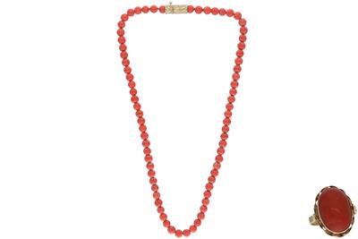 Anello con corallo e collana di coralli - Asta Preziosi