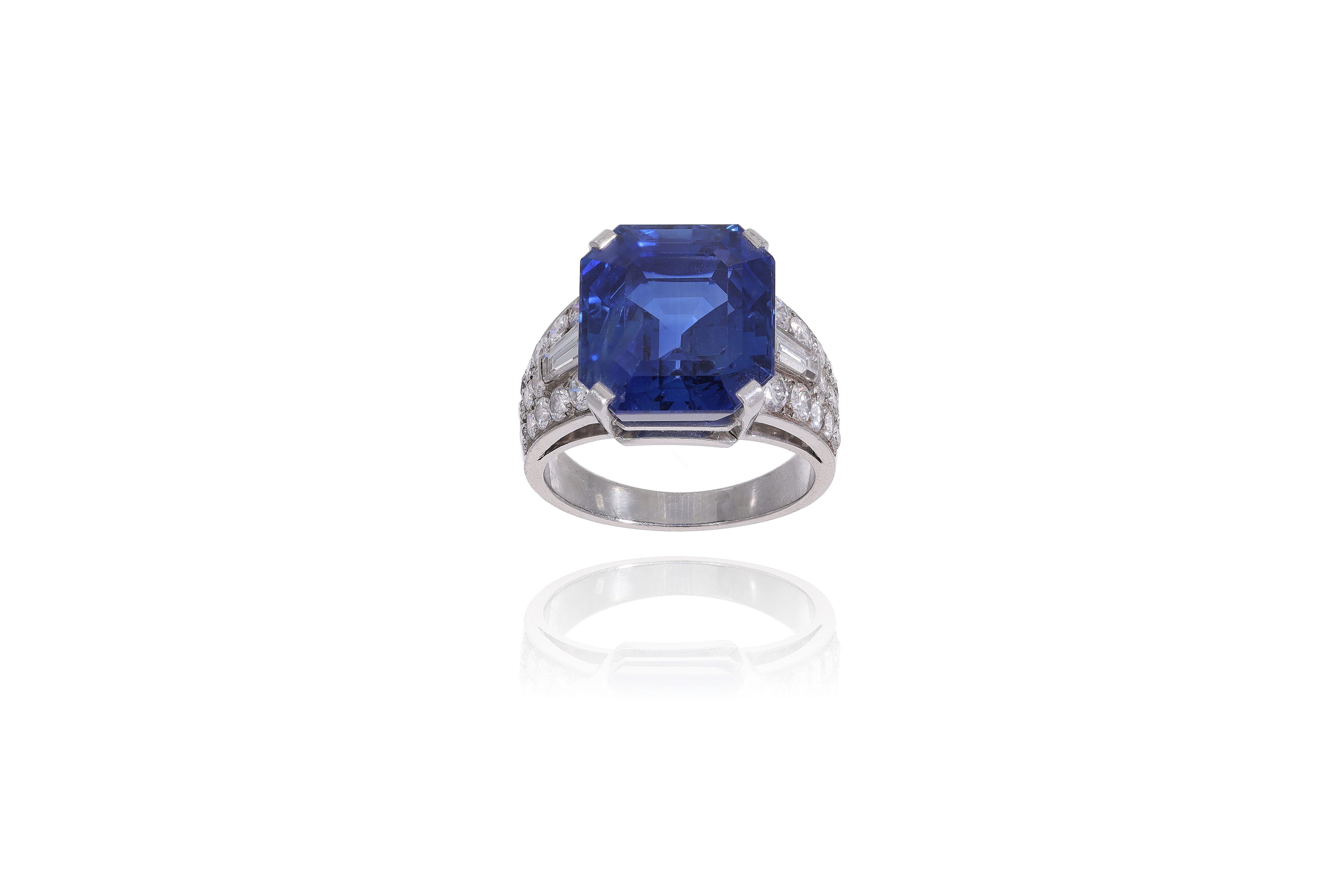 Bulgari, anello con zaffiro e diamanti - Speciale di Natale