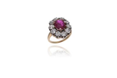 Anello con rubino e diamanti, in oro bicolore 750 - Speciale di Natale Anello con rubino e diamanti, in oro bicolore 750 - Speciale di Natale