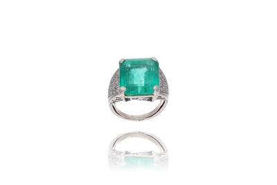 Anello con smeraldo e diamanti - Speciale di Natale Anello con smeraldo e diamanti - Speciale di Natale