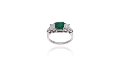 Bulgari anello con smeraldo e diamanti in platino - Speciale di Natale Bulgari anello con smeraldo e diamanti in platino - Speciale di Natale